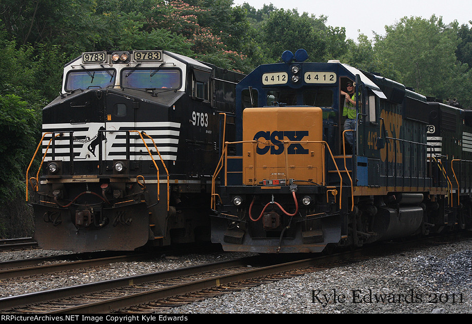 NS C40-9W #9783 on 39G and CSX GP40-2 #4412 on WPCA-20